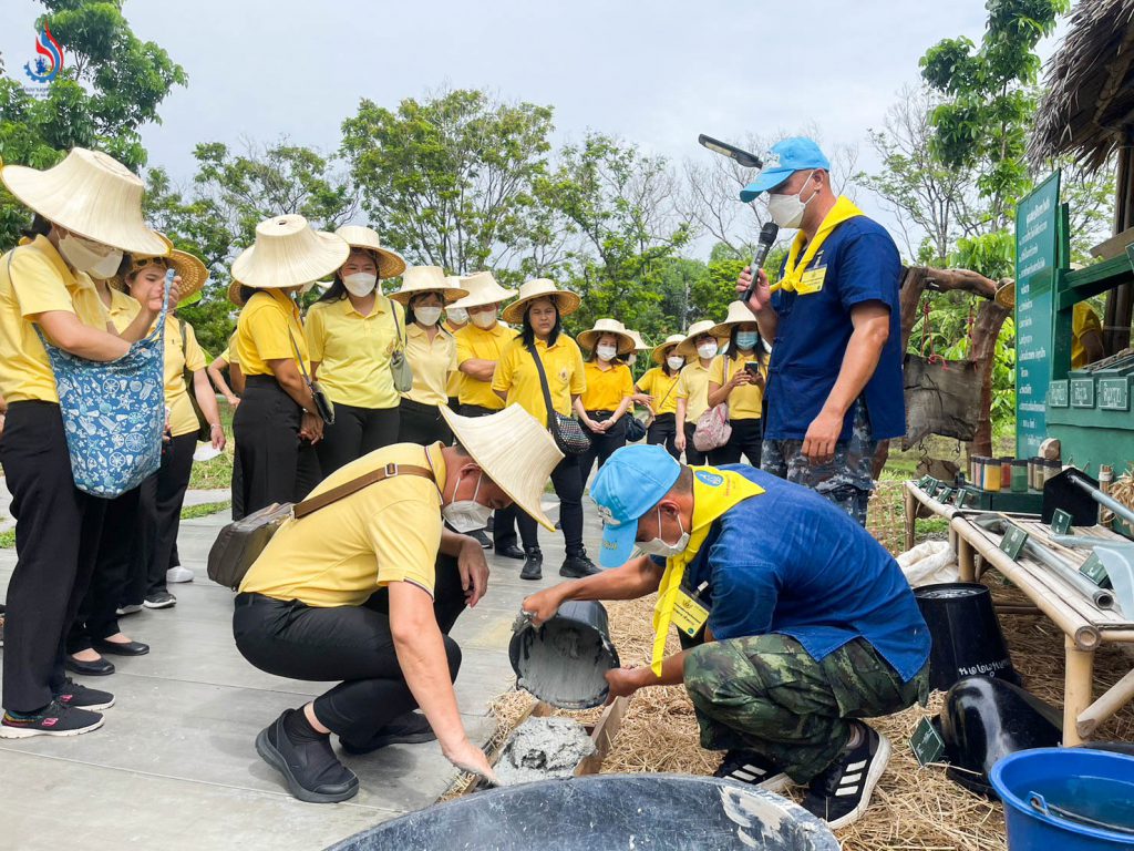 ฝึกปฏิบัติการทำบ้านดิน ตามแนวทางปรัชญาของเศรษฐกิจพอเพียง