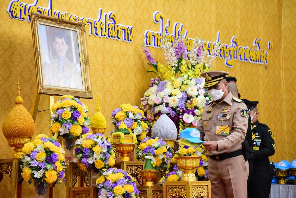 รับพระราชทานหมวกและผ้าพันคอจิตอาสาพระราชทานต่อหน้าพระบรมฉายาลักษณ์