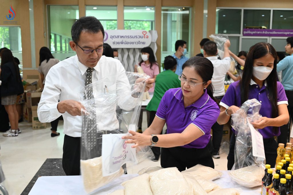 นายศุภกิจ บุญศิริ รองอธิบดีอธิบดีกรมโรงงานอุตสาหกรรม และ นางสาวอารยา ไสลเพชร ผู้อำนวยการกองยุทธศาสตร์และแผนงาน 