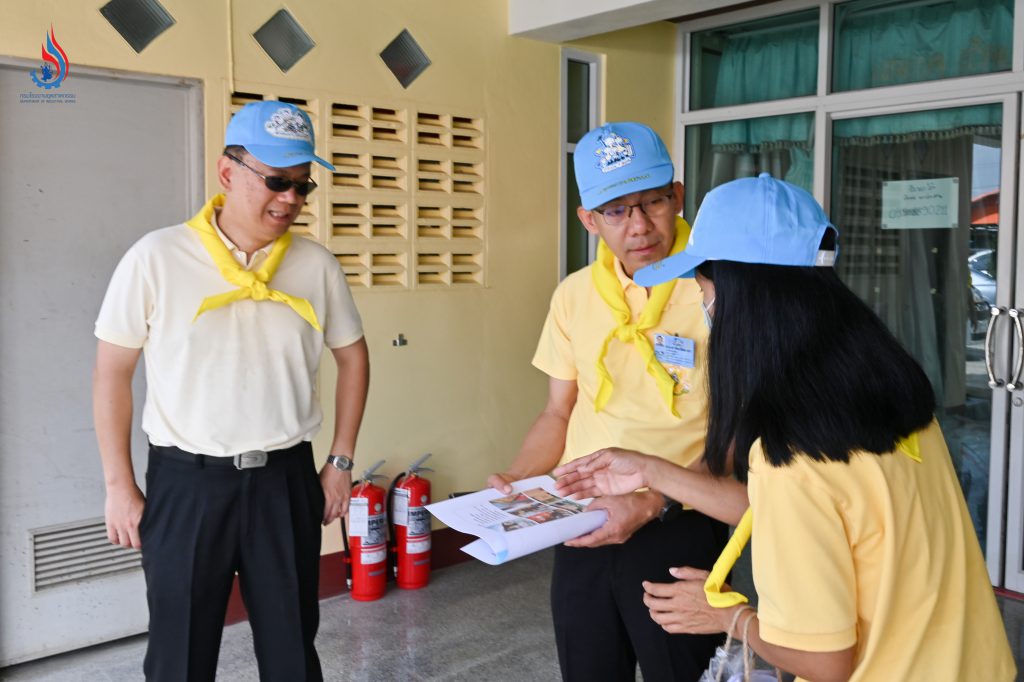 นายศุภกิจ บุญศิริ รองอธิบดีกรมโรงงานอุตสาหกรรม ตรวจระบบไฟฟ้าภายในวัดแก้วฟ้าฯ