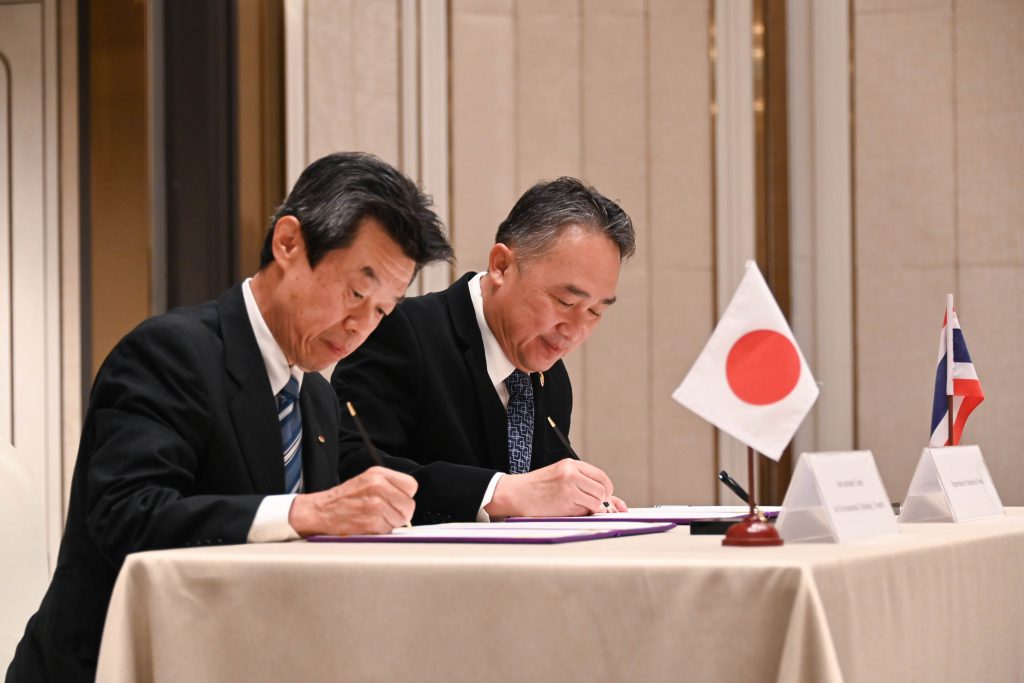(ซ้าย-ขวา) Akira Yasui กรรมการบริหาร ICETT และ ดร.จุลพงษ์ ทวีศรี อธิบดีกรมโรงงานอุตสาหกรรม