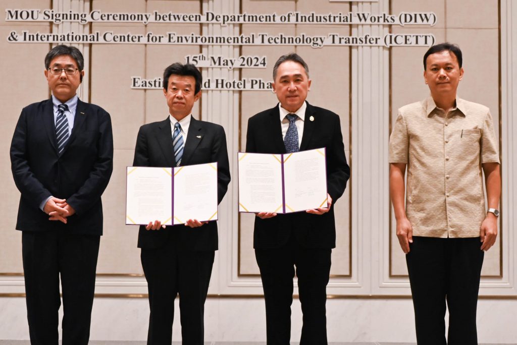 (ซ้าย-ขวา) Jun Nishizawa ผู้อำนวยการ ICETT, Akira Yasui กรรมการบริหาร ICETT, ดร.จุลพงษ์ ทวีศรี อธิบดีกรมโรงงานอุตสาหกรรม และ นายบวร สัตยาวุฒิพงศ์ ผู้อำนวยการกองส่งเสริมเทคโนโลยีความปลอดภัยโรงงาน 
