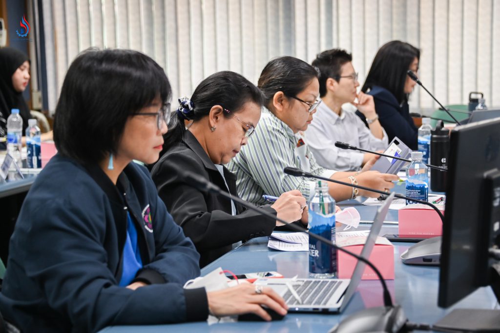 ที่ประชุมได้ร่วมพิจารณาแผนงานสำหรับการส่งเสริมอุตสาหกรรมสีเขียว 