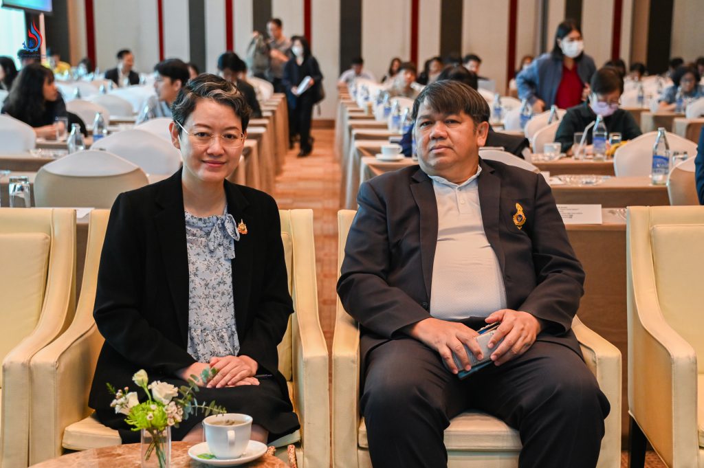 นายสุนทร แก้วสว่าง รองอธิบดีกรมโรงงานอุตสาหกรรม เป็นประธานเปิดงานสัมมนาปิดโครงการฯ และนางสาวศิรกาญจน์ เหลืองสกุล ผู้อำนวยการกองส่งเสริมเทคโนโลยีสิ่งแวดล้อมโรงงาน กล่าวรายงานวัตถุประสงค์โครงการฯ