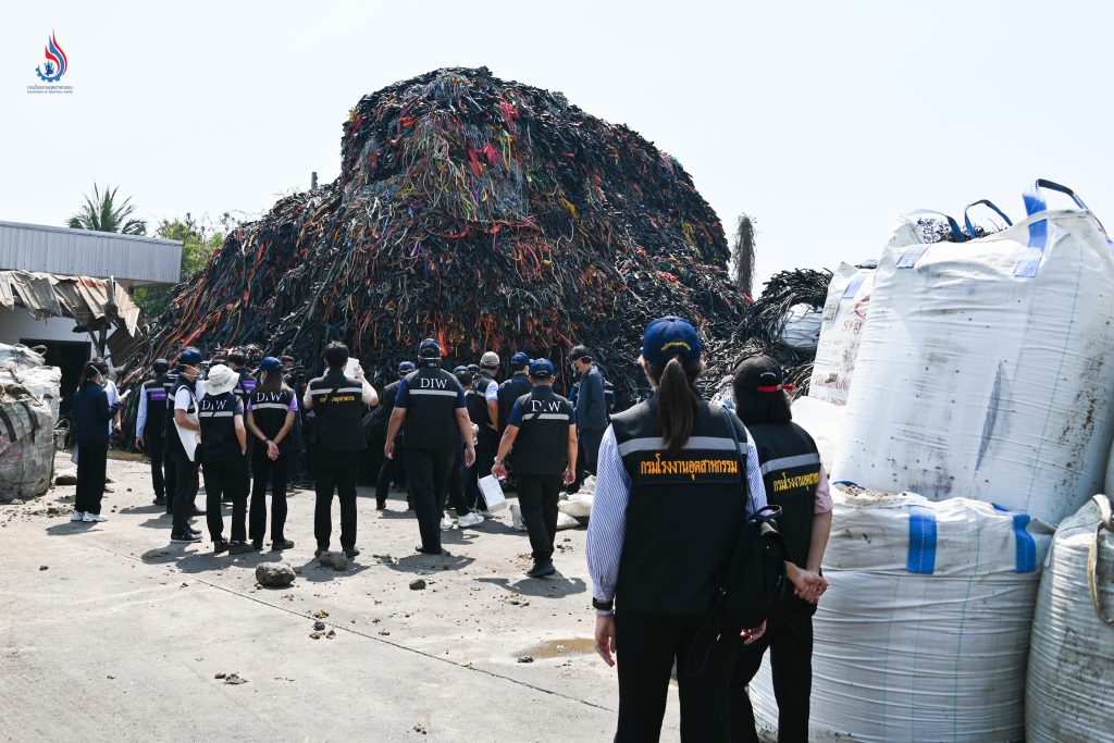 รองอธิบดีฯ สุนทร ร่วมทีมตรวจสุดซอย ลุยหาเบาะแสเพลิงไหม้โรงงานเถื่อน จ.สมุทรสาคร