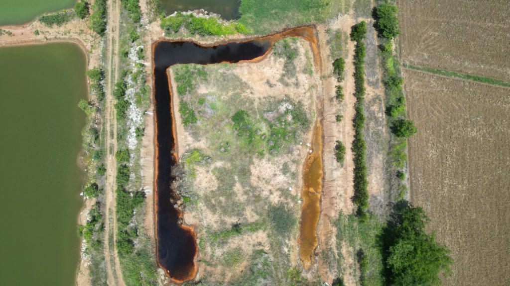 A U-shaped clay pit where hazardous chemicals were illegally dumped in Tambon Phailom, Amphoe Phachi, Phra Nakhon Si Ayutthaya Province (Photo credit: S.Kanok Environmental Management Co., Ltd.)