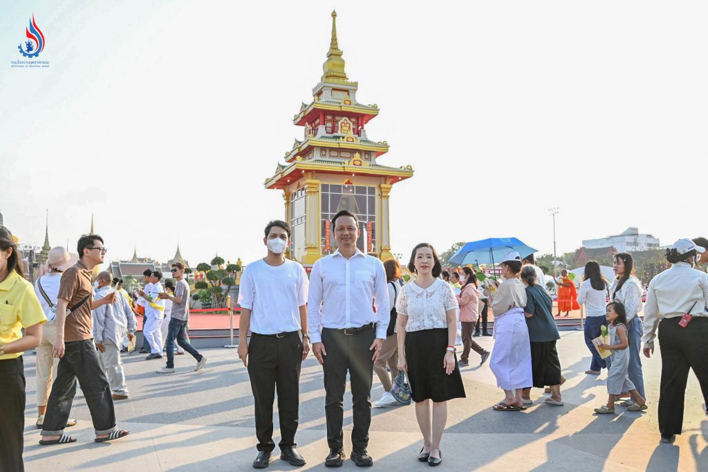 คณะผู้บริหารกระทรวงอุตฯ เข้าสักการะพระบรมสารีริกธาตุ (พระเขี้ยวแก้ว) ณ มณฑลพิธีท้องสนามหลวง