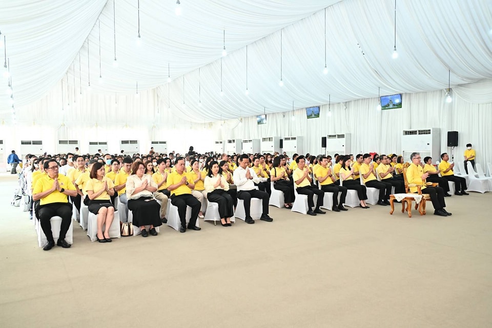 คณะผู้บริหารกระทรวงอุตฯ เข้าสักการะพระบรมสารีริกธาตุ (พระเขี้ยวแก้ว) ณ มณฑลพิธีท้องสนามหลวง