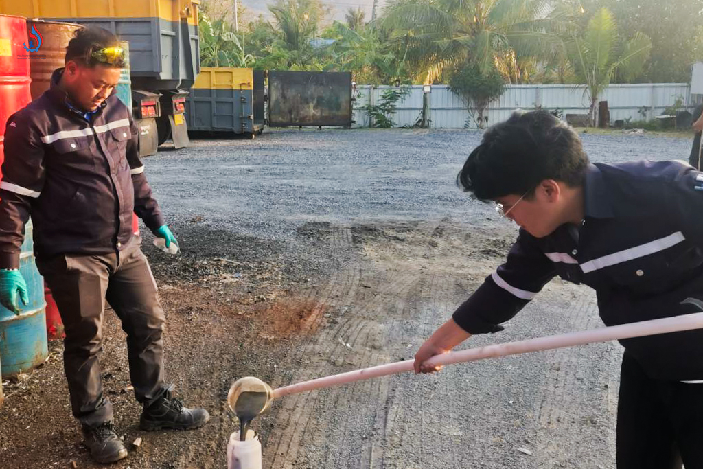 บริเวณจุดจอดรถของบริษัทเอกชน ในตำบลหนองซ้ำซาก อำเภอบ้านบึง จังหวัดชลบุรี ซึ่งเป็นบริษัทของรถขนส่งที่ลักลอบเททิ้งกากของเสีย