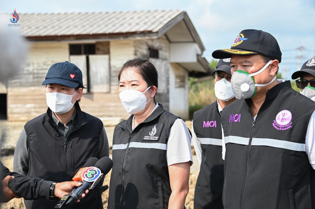 ทีมตรวจสุดซอยกระทรวงอุตสาหกรรม นำโดย นางสาวฐิติภัสร์ โชติเดชาชัยนันต์ หัวหน้าคณะทำงานรัฐมนตรีว่าการกระทรวงอุตสาหกรรม และนายเอกนิติ รมยานนท์ ผู้ตรวจราชการกระทรวงอุตสาหกรรม ร่วมด้วย นางสาวนวพร สงวนหมู่ ผู้อำนวยการกองบริหารจัดการกากอุตสาหกรรม กรมโรงงานอุตสาหกรรม (กรอ.) ลงพื้นที่เข้าตรวจสอบ