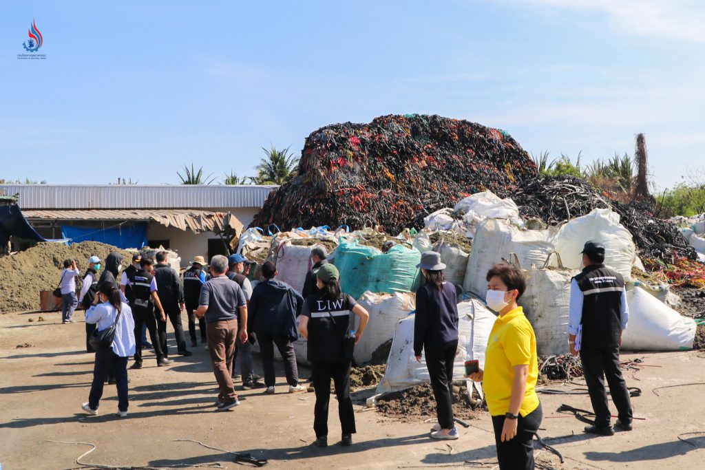 กรมโรงงานฯ ร่วมทีมตรวจสุดซอย นำกำลัง DSI เข้าตรวจโรงงานรีไซเคิลในตำบลยกกระบัตร อำเภอบ้านแพ้ว จังหวัดสมุทรสาคร ที่ไฟไหม้ เมื่อวันที่ 29 มกราคม 2568